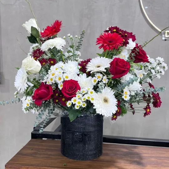 caja pote black strass con rosas y flores de estacion angel